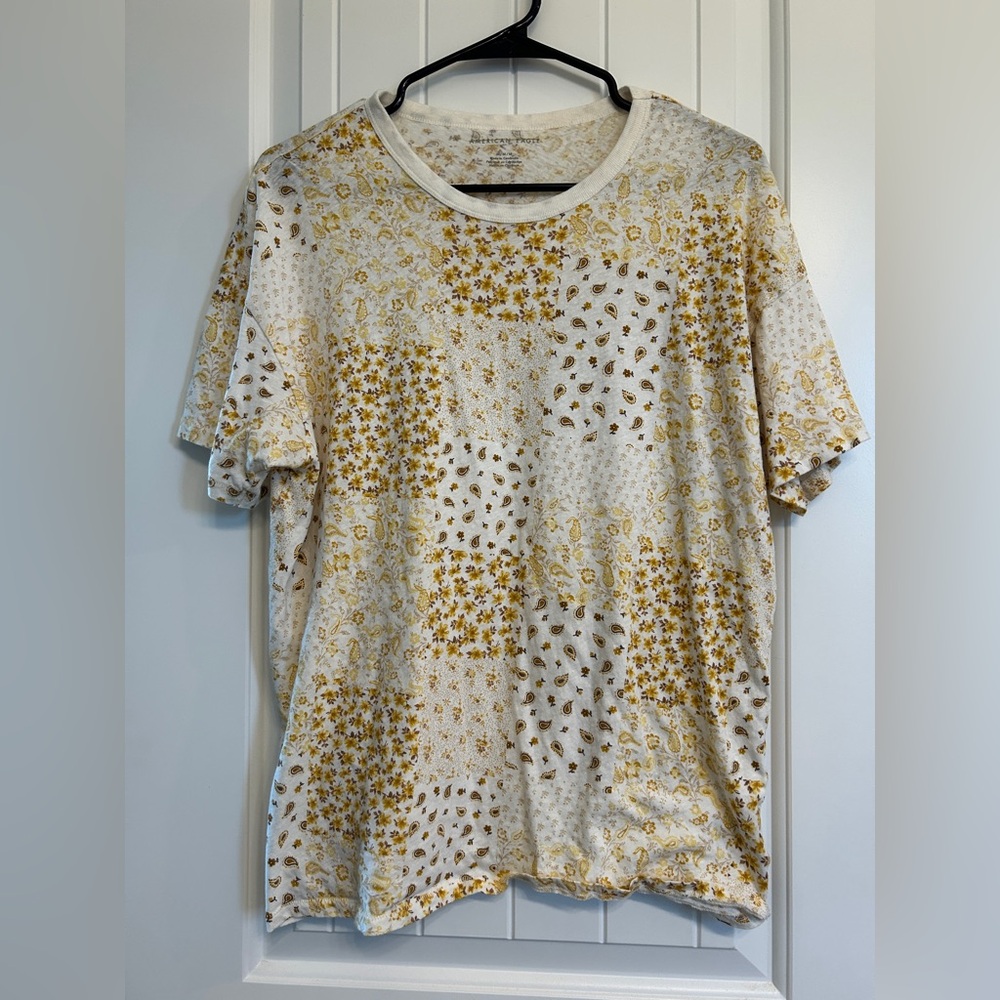 American Eagle Outfitters White and Gold Patterned Tee